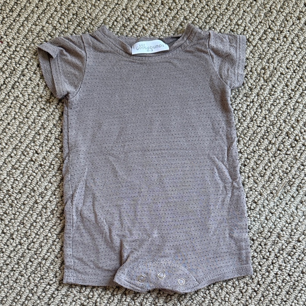 Goosebumps romper bubble Short Sleeve Bodysuit - Brown/tan